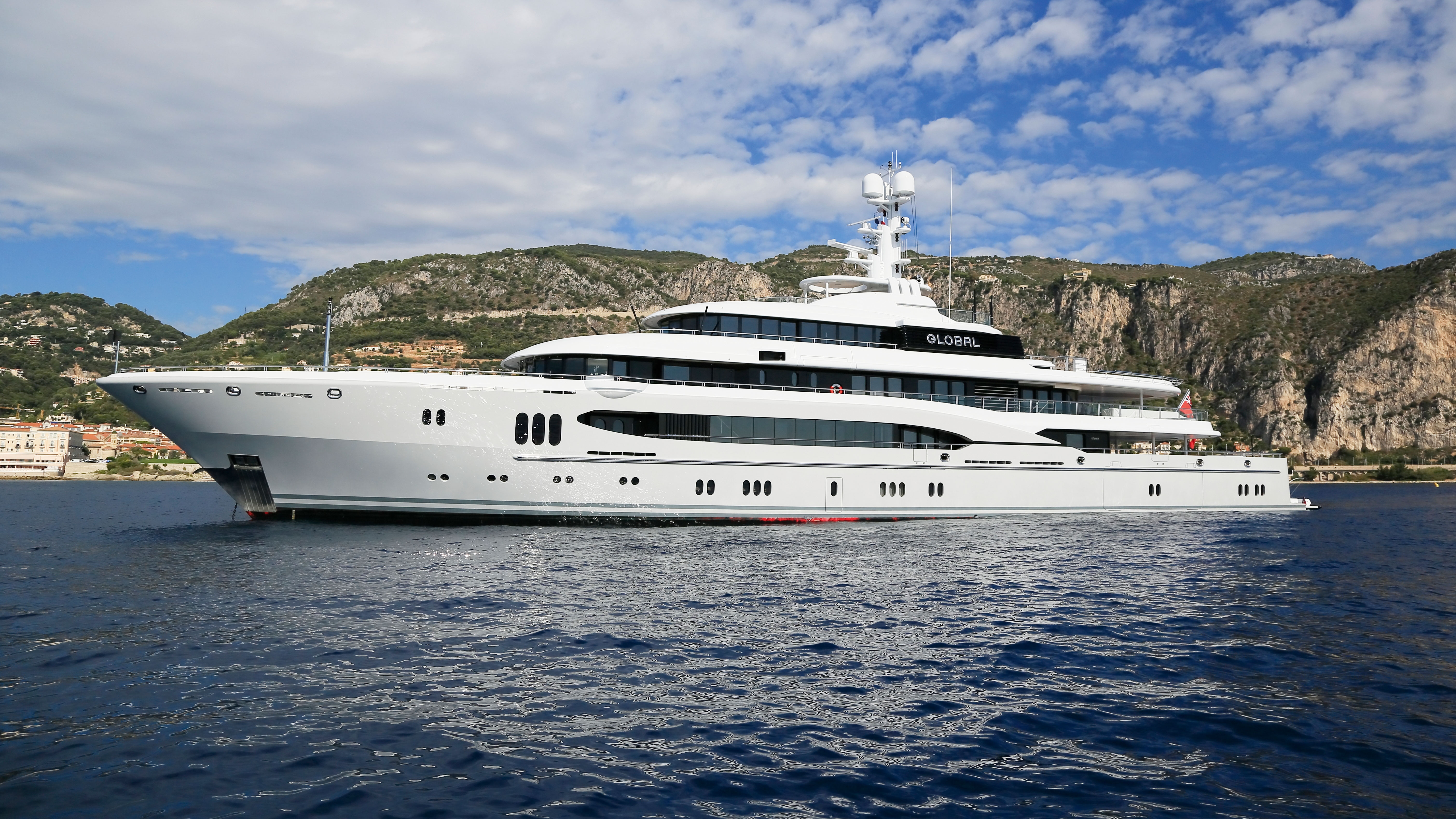 洋書 THE WORLD'S MOST EXTRAORDINARY YACHTS The Yacht: Adastra 43m $10 Million The Owner: Antony Marden